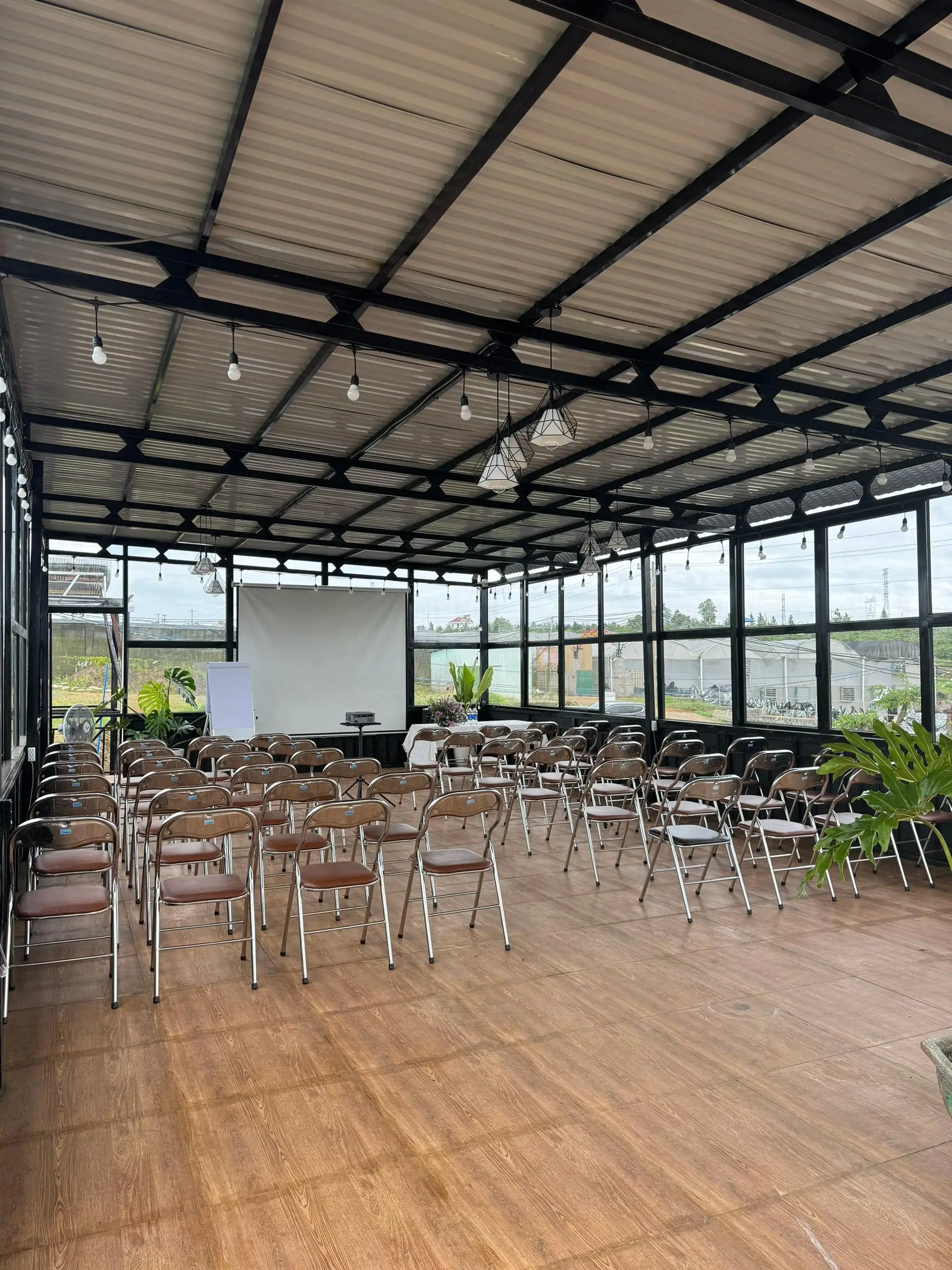 Hội trường rộng rãi